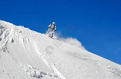 滑雪者在野外陡峭的斜坡上留下雪滑梯的痕迹图片
