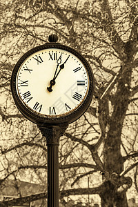 城市广场上的一个市政街道时钟对着高清图片