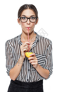 迷人的黑褐色女商人喝柠檬图片
