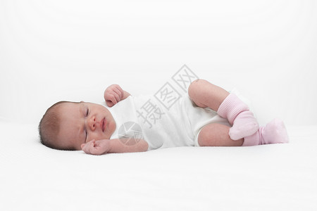 可爱的新生儿女婴正在白图片