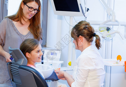 医生解释一个年轻家庭如何照顾牙齿他们图片