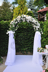 与白花的婚礼拱门图片