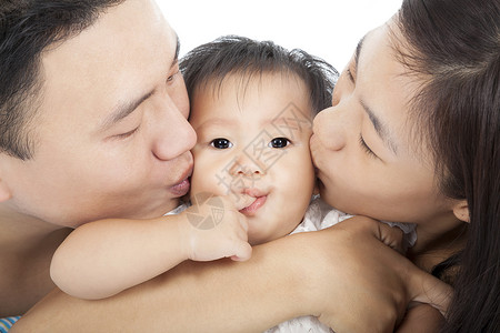亲吻婴儿的幸福家庭图片