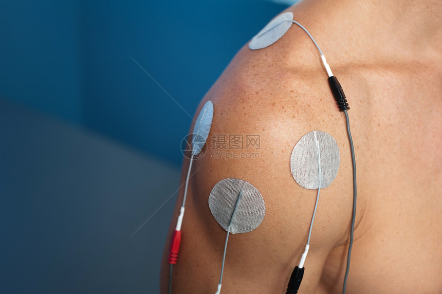 对男患者的肩膀进行物理治疗或脊髓移植疗法图片