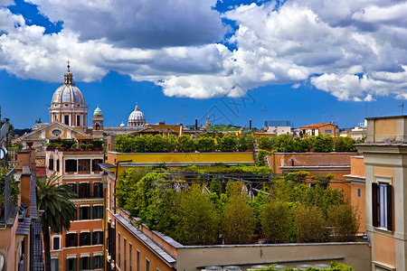 罗马建筑物绿色屋顶的城市景图片