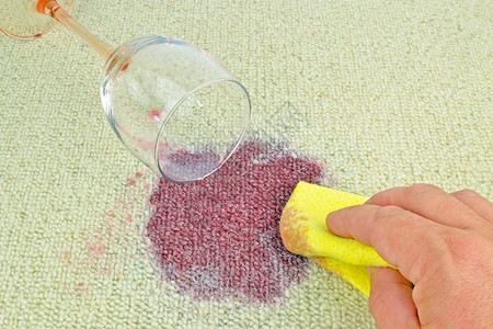 清理地毯上洒落的一杯红酒图片