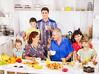 幸福的大家庭在厨房吃早餐图片