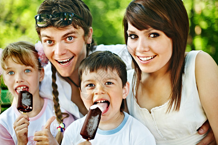 快乐的家庭和团体孩子吃冰淇淋户外图片