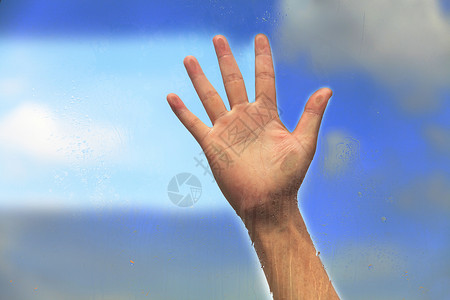 手握玻璃蓝天图片