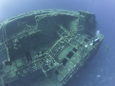 Scuba潜水员探索一个大型沉的图片