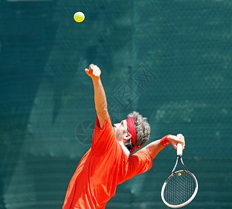 年轻人正在打网球比赛图片