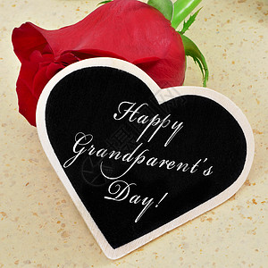 用粉笔在心形黑板上写下快乐的祖父母节图片