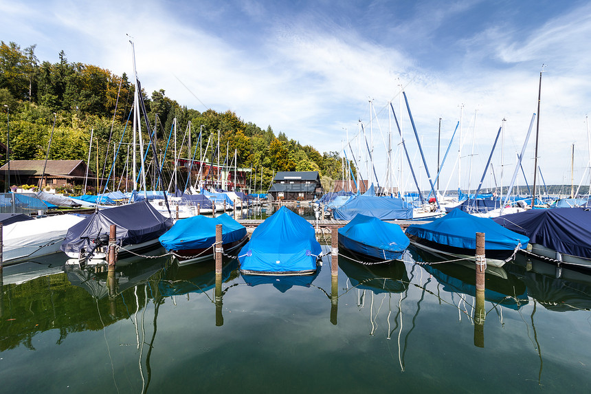 山湖码头的游艇和小船图片