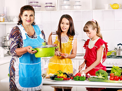 有祖母和孩子在厨房做饭的家庭图片