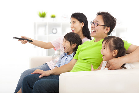 开心的一家人看电视图片