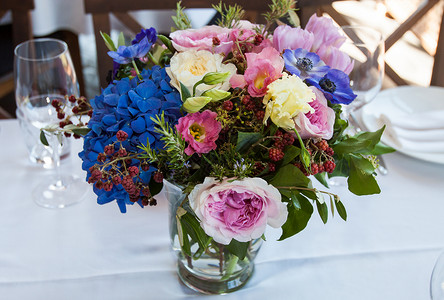 宴会桌上的婚礼专属花束图片
