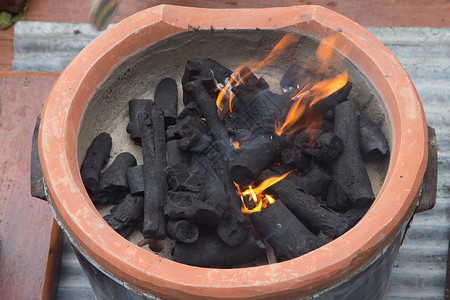 泰国传统烹饪用旧粘土炉图片