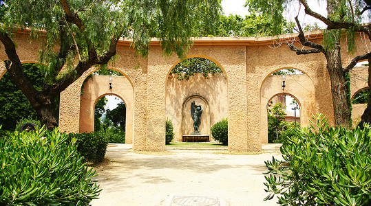 巴塞罗那蒙特朱伊奇山花园中带有拱图片