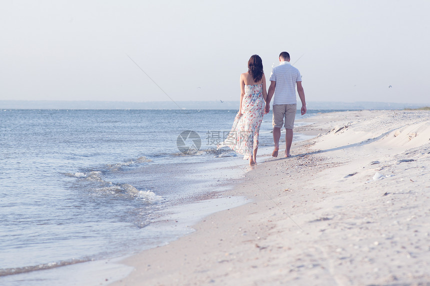 在海边快乐的成年夫妇水平形状全长度图片