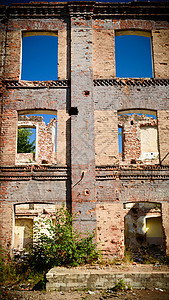 废旧窗户和墙壁混凝土墙中的工业窗户图片