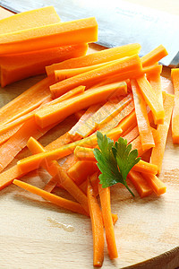 胡萝卜切成条和欧芹叶图片