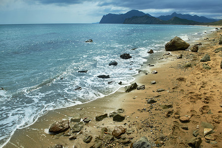 海浪沙滩和山丘图片