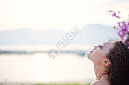 享受海风的迷人亚洲女图片