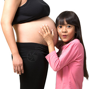 带着怀孕母亲的小女孩惊喜图片