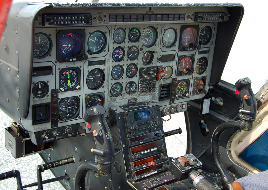 直升机驾驶舱仪表板图片