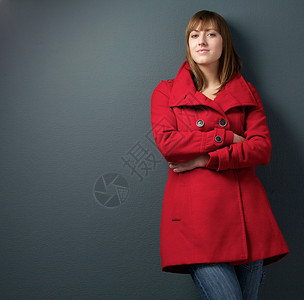 穿着灰色背面的红冬夹克美图片