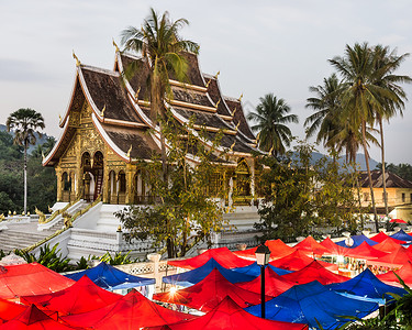 老挝LuangPrabang的WatXiengThong下的夜图片