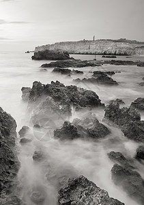 单色海景海湾的岩石和头图片