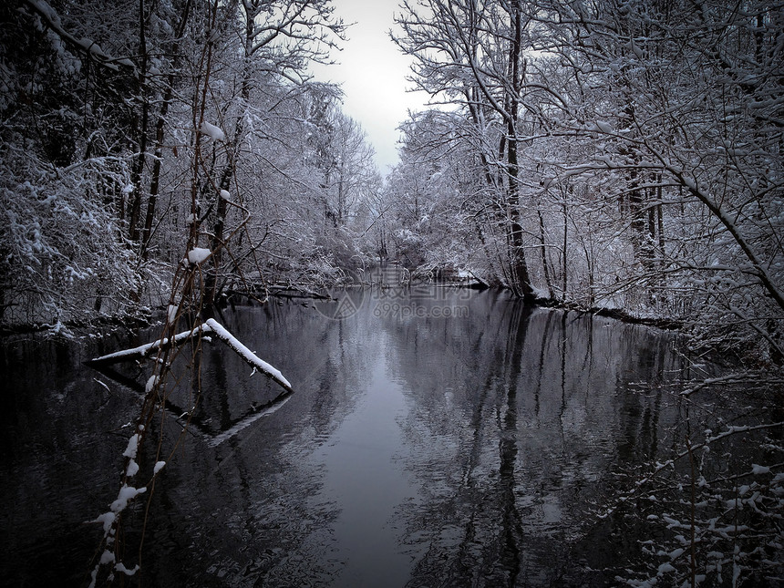 平坦的河流风景在寒冷的冬天夜晚有图片