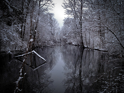 平坦的河流风景在寒冷的冬天夜晚有图片