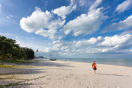 一位在泰国蓝云天空下漫步于热带Khano图片