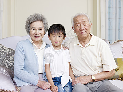 亚洲祖父母和孙子的肖像图片