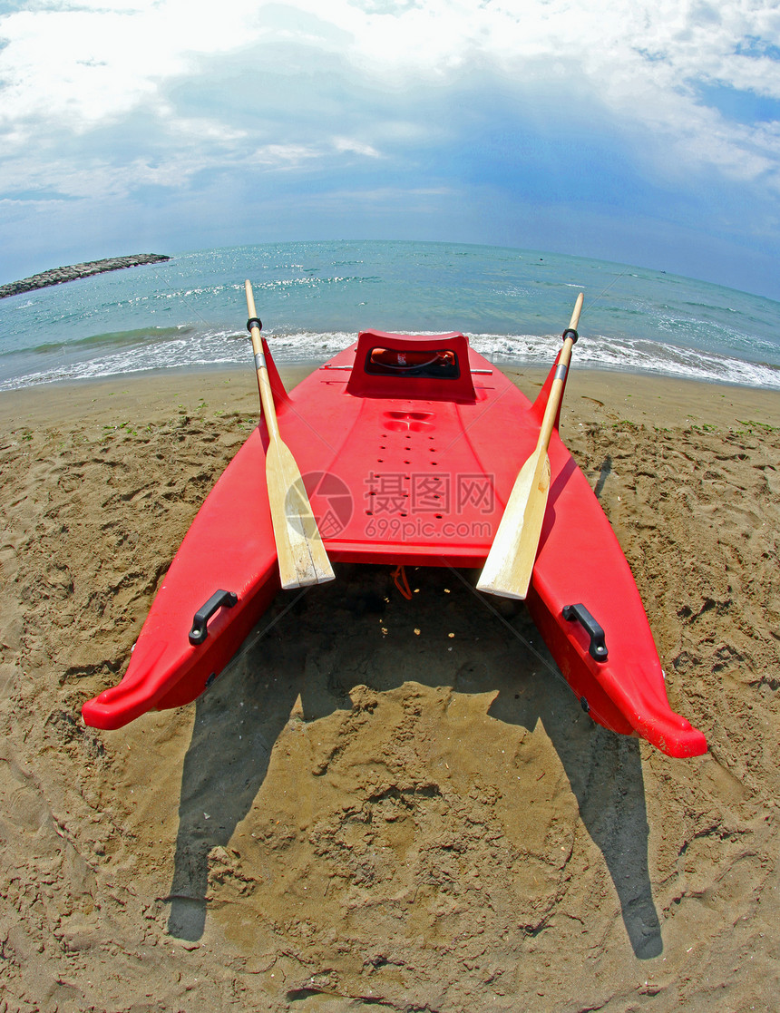 救生艇用于营救即将溺水的幸存者图片