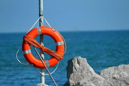 海中的橙色救生艇图片