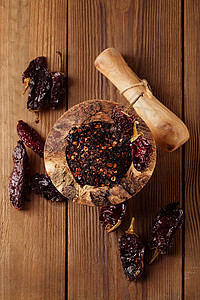 chipotle墨西哥胡椒在木砂浆中熏制辣椒图片