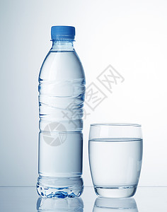 塑料瓶和一杯水图片