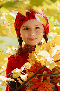 秋天的乐趣可爱的女孩在秋叶有乐趣图片