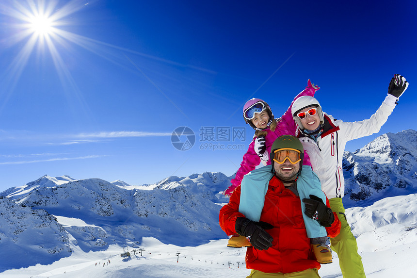 滑雪滑雪者阳光和冬季乐趣享受寒假图片