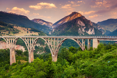 Durdevica的老大桥和Tara河峡谷景色极佳背景图片
