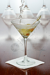 肮脏的伏特加马提尼玛蒂尼喷洒在鸡尾酒杯图片