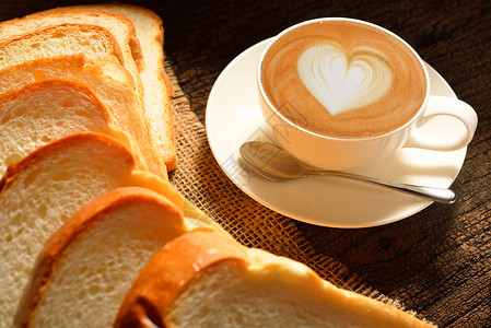 一杯咖啡拿铁和面包拿铁艺术图片