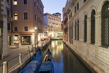 从贡多拉看威尼斯夜景图片