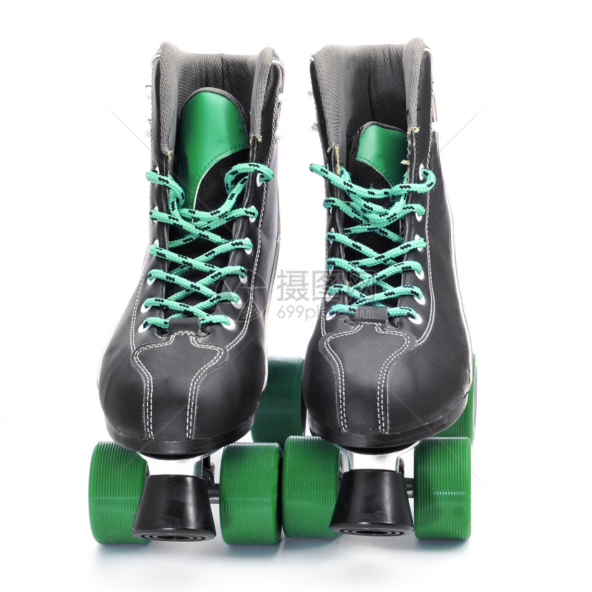白色背景上的一双溜冰鞋图片