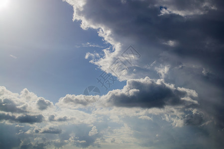 多云的蓝天阳光强烈图片