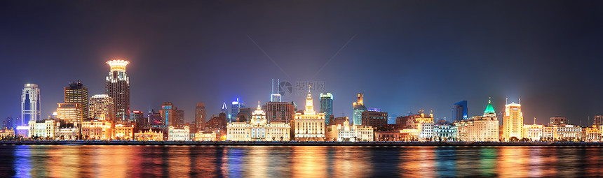 黄浦江灯光映照下的上海历史建筑全景图片