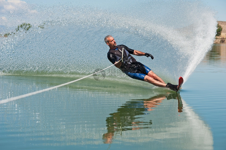 50岁的老人在科罗拉多州三角洲斯威策湖上滑水图片